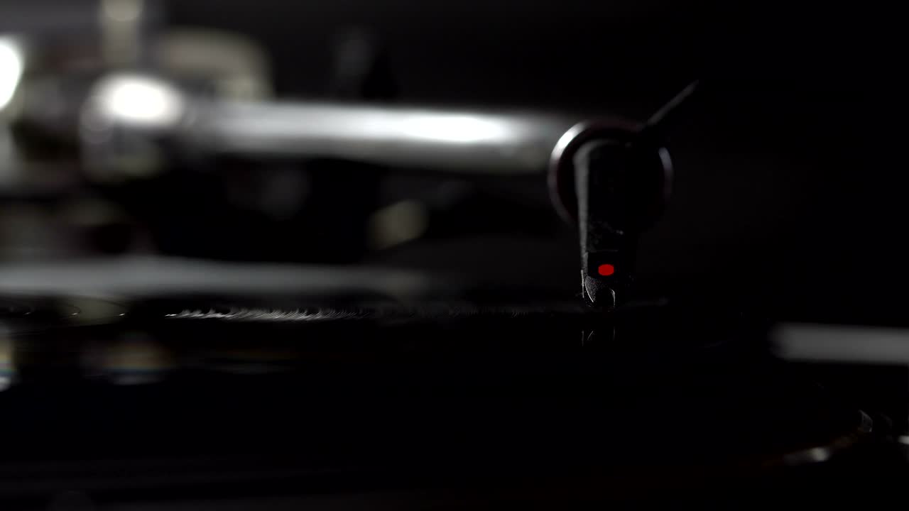 회전하는 회전판에 dj 헤드