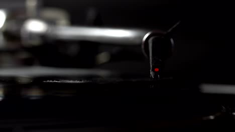 dj concha de cabeza en el tocadiscos giratorio