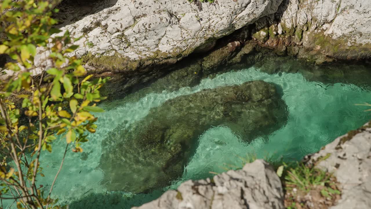 Acqua turchese incontaminata che scorre in una gola fluviale rocciosa