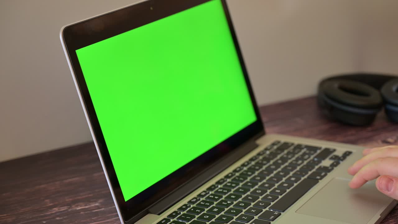 hombre de 4k usando la pantalla verde de una computadora portátil en el espacio de trabajo, toma panorámica