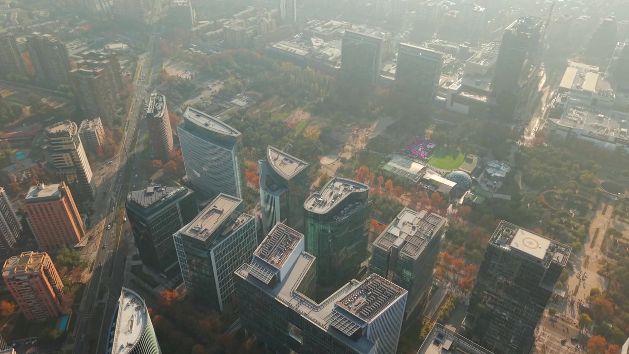Voo de Drone Aéreo de Arranha-céus Corporativos Modernos de Nueva Las Condes ao lado do Parque Araucano em Santiago do Chile
