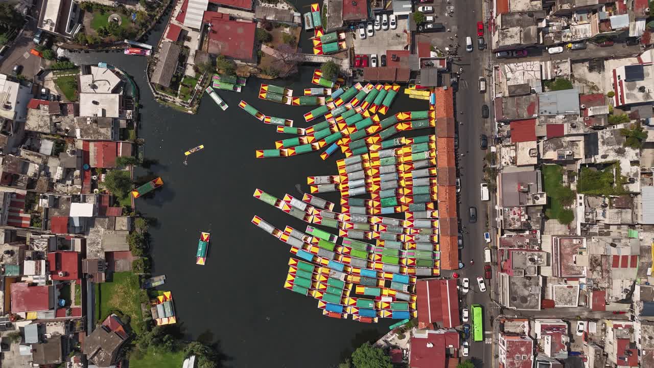xochimilco 운하와 전통적인 trajineras의 하이퍼 스 항공 영화 이미지