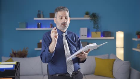 hombre de negocios maduro y reflexivo pensando en ideas creativas y geniales.