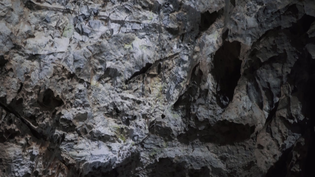 Demanovska-frihedshulen i Lave Tatra Slovakiet med stalaktitter, stalagmitter og underjordisk vandfaldssø. Den mest besøgte hule i Slovakiet med naturlige kalkstensformationer, der er fanget i filmisk 4K.
