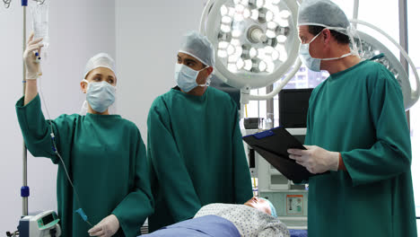 Surgeons-interacting-with-each-other-in-operation-room