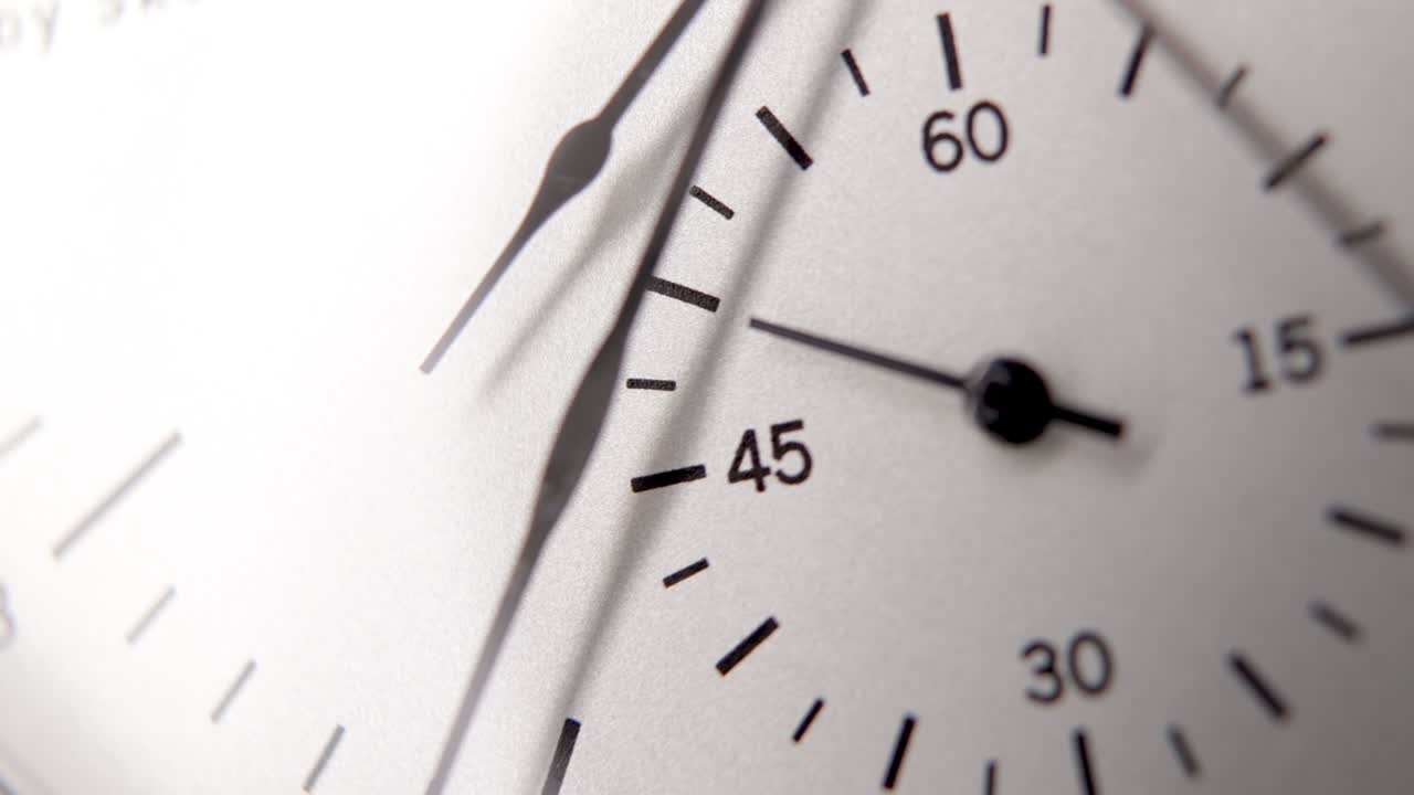 reloj analógico blanco