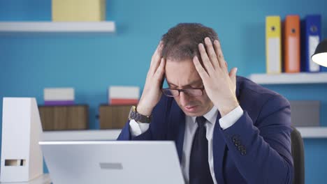 un hombre de negocios estresado y deprimido no está haciendo bien en su oficina.
