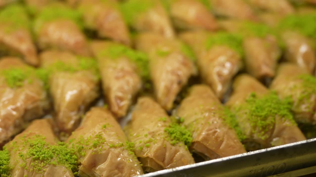 Video di dolci turchi Lokma e Baklava, Via Istiklal, Taksim, Beyoğlu, Istanbul, Turchia