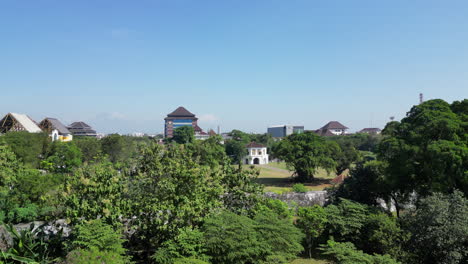 Drones-Se-Elevan-Sobre-La-Histórica-Fortaleza-De-Vastenburg-En-Surakarta,-Indonesia