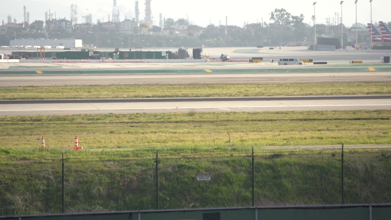 비행기가 로컬 활주로를 통과합니다.