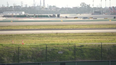 Flugzeug-Passiert-Lokale-Landebahn