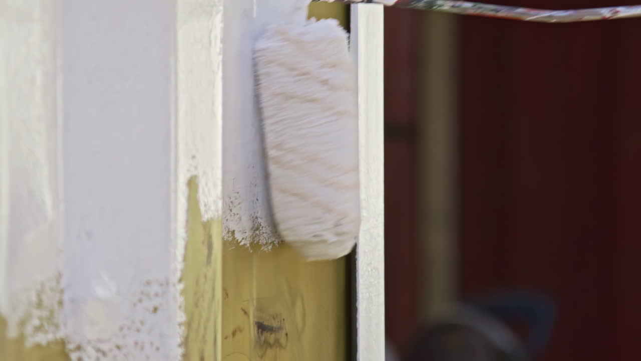 Application de peinture blanche avec un rouleau à peinture