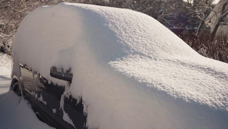 Autodecke-Mit-Einer-Dicken-Schneeschicht