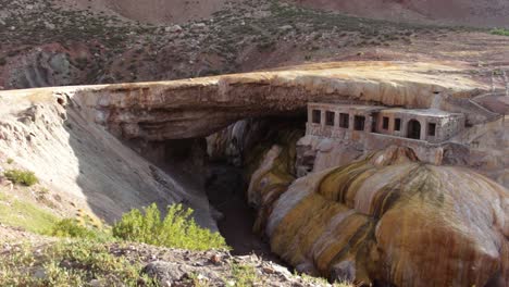 atracción turística puente del inca o puente inca en la cordillera de los andes, argentina