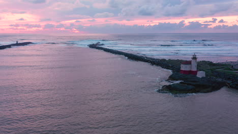 Luftaufnahmen-Des-Coquille-River-Lighthouse-In-Bandon,-Oregon