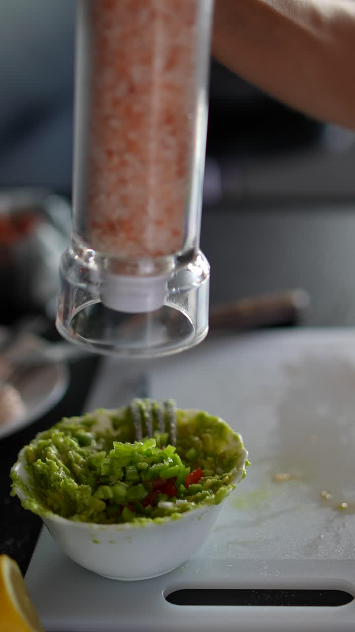 분홍색 소금으로 구아카모레를 준비하는 방법