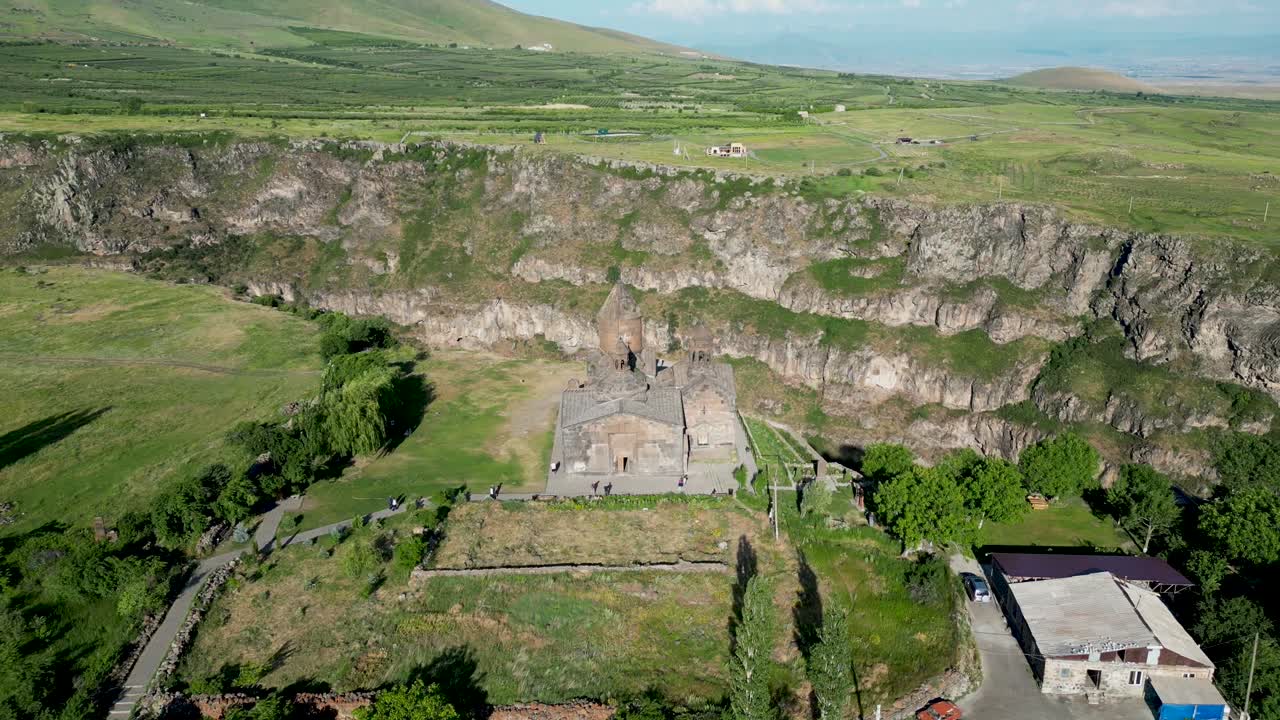 vídeo de drones de alta definición de 4k de la hermosa iglesia de saghmosavank, armenia