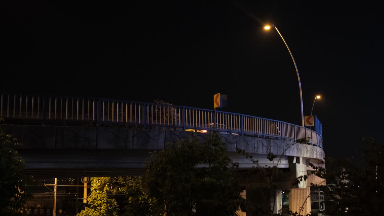 상부 도로 통과 차량