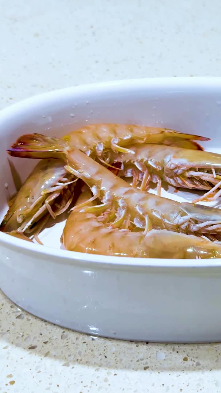 camarones colocados en un plato en un mostrador