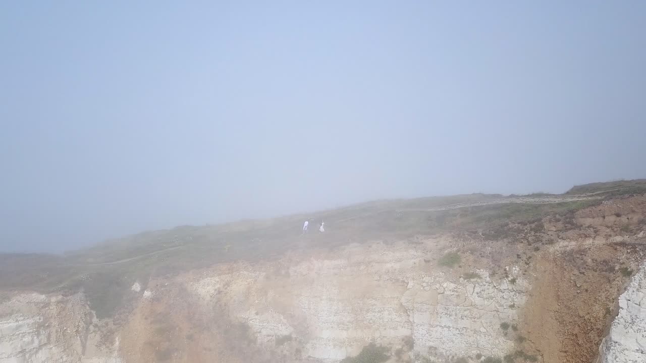 안개가 가득한 절벽에서 는 사람들