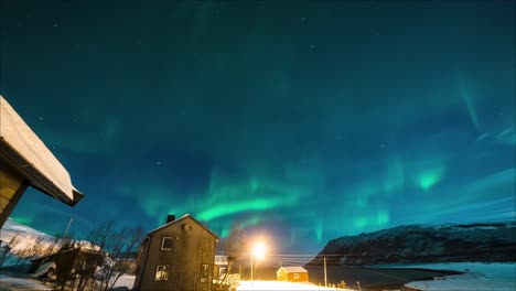 Malerische-Aussicht-Auf-Nordlichter-In-Der-Nähe-Von-Nordkap-Norwegen---Zeitraffer