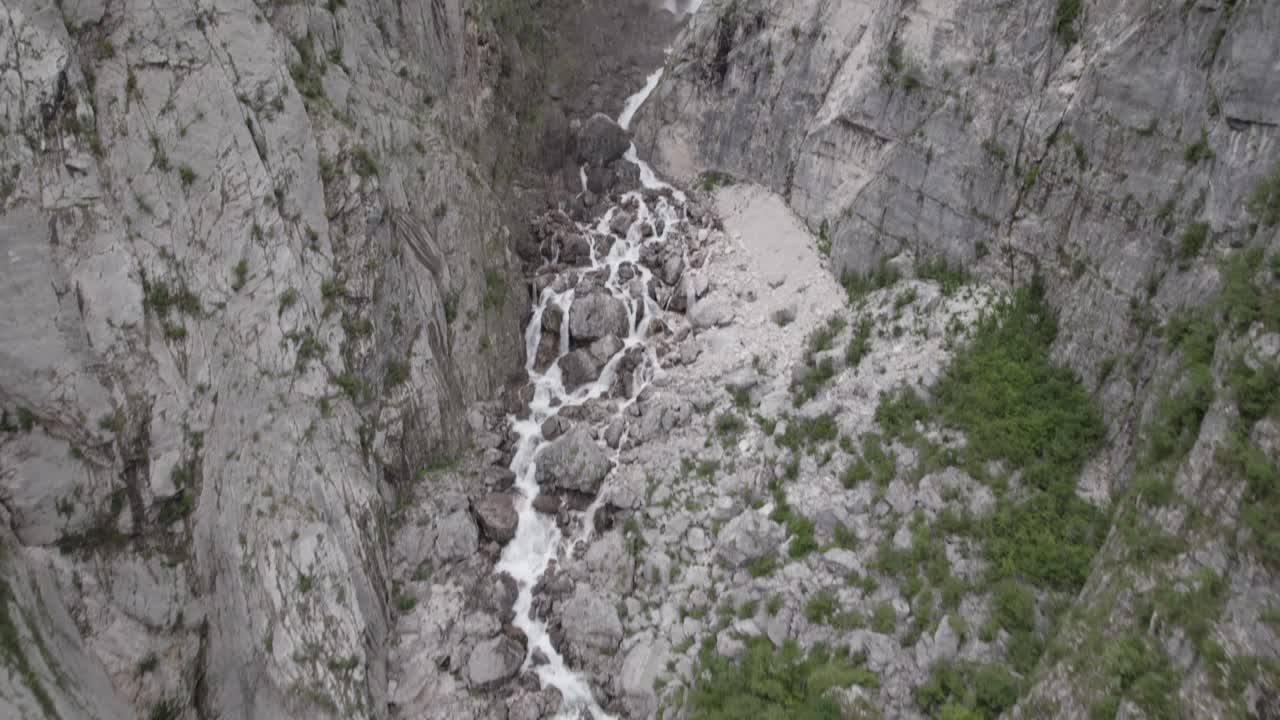 video de una vista de dron plano de un pájaro ascendente descriptivo sobre el río boka cascasa y la cascaca en el horizonte en eslovenia
