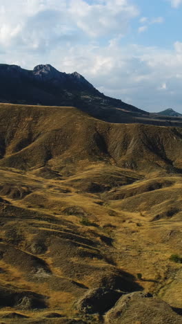 paisaje montañoso con terreno herboso seco