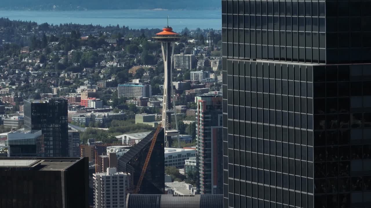 밝은 여름날 시애틀 스페이스 니들을 드러내기 위해 컬럼비아 타워 주변을 공전하는 공중 전망