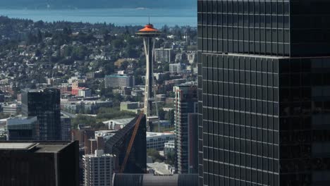 Vista-Aérea-Orbitando-Alrededor-De-La-Torre-Columbia-Para-Revelar-La-Aguja-Espacial-De-Seattle-En-Un-Brillante-Día-De-Verano