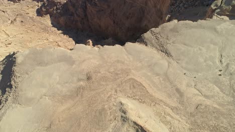 imágenes aéreas de un grupo de ciclistas que recorren senderos para bicicletas en el desierto