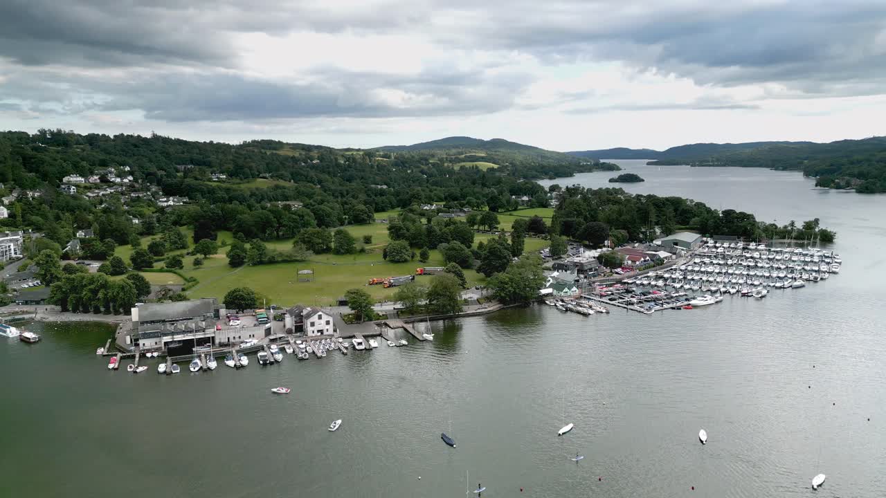imágenes aéreas de bowness-on-windermere, una ciudad turística en expansión a orillas del lago windermere