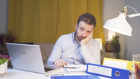 trabajador de oficina en casa mirando a la cámara deprimido.