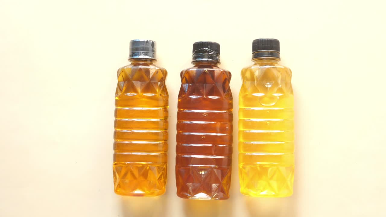 테이블 위에 노란 해바라기 기름 병