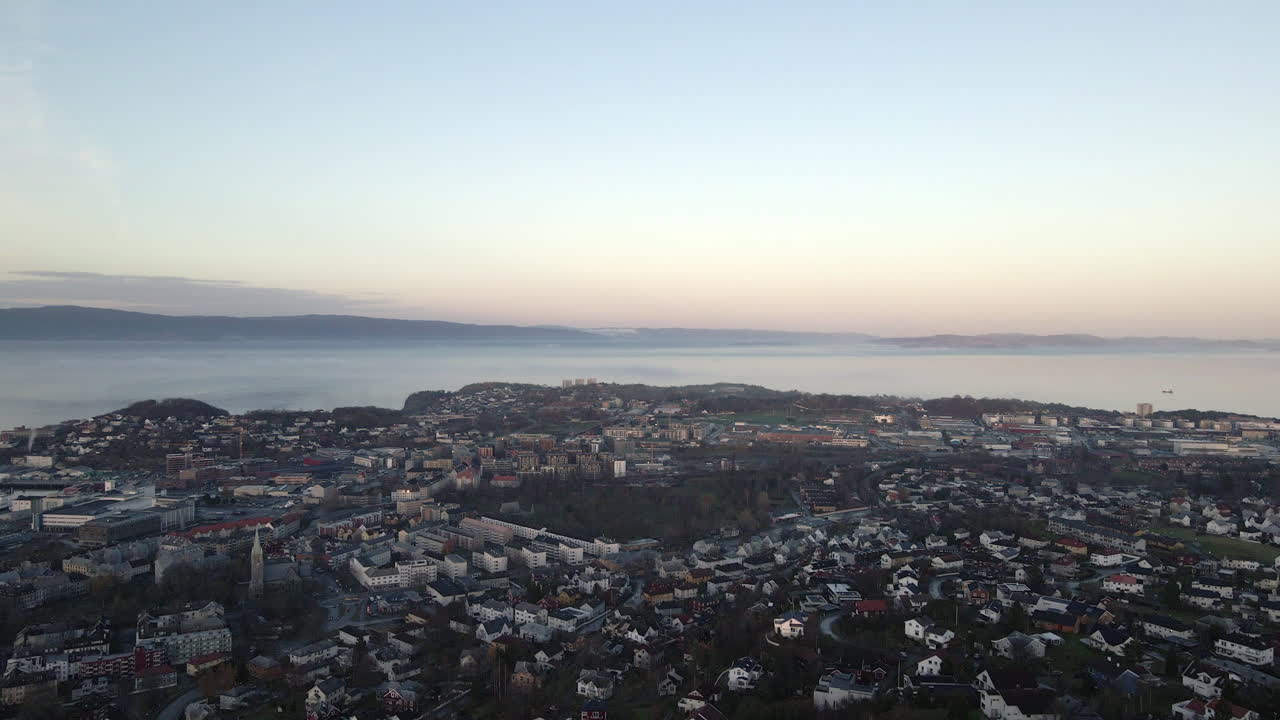 골든 아워 동안 노르웨이 트론헤임 시의 공중 영상