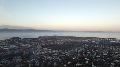 imágenes aéreas de la ciudad de trondheim, noruega durante la hora dorada
