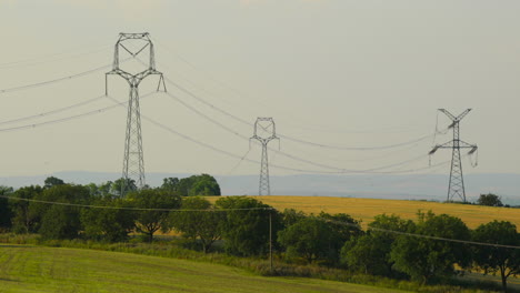 Hügellandschaft-An-Einem-Sonnigen-Tag-Mit-Wiesen-Und-Strommasten