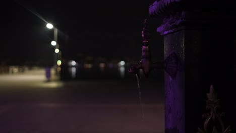 grifo de agua nocturno