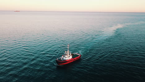 drone volando sobre el barco de pesca navegando en el mar al atardecer-1