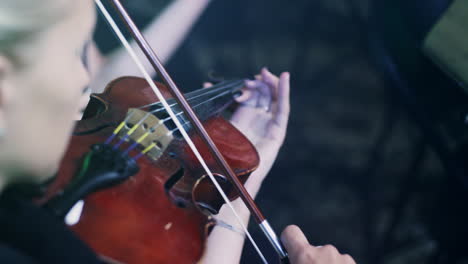 Violinista-Tocando-El-Violín.-Violinista-Tocando-Música.-Mujer-Toca-El-Violín