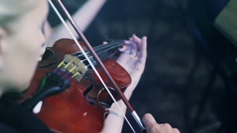 violinista femenina tocando el violín. violinista tocando la música. mujer tocando el violin