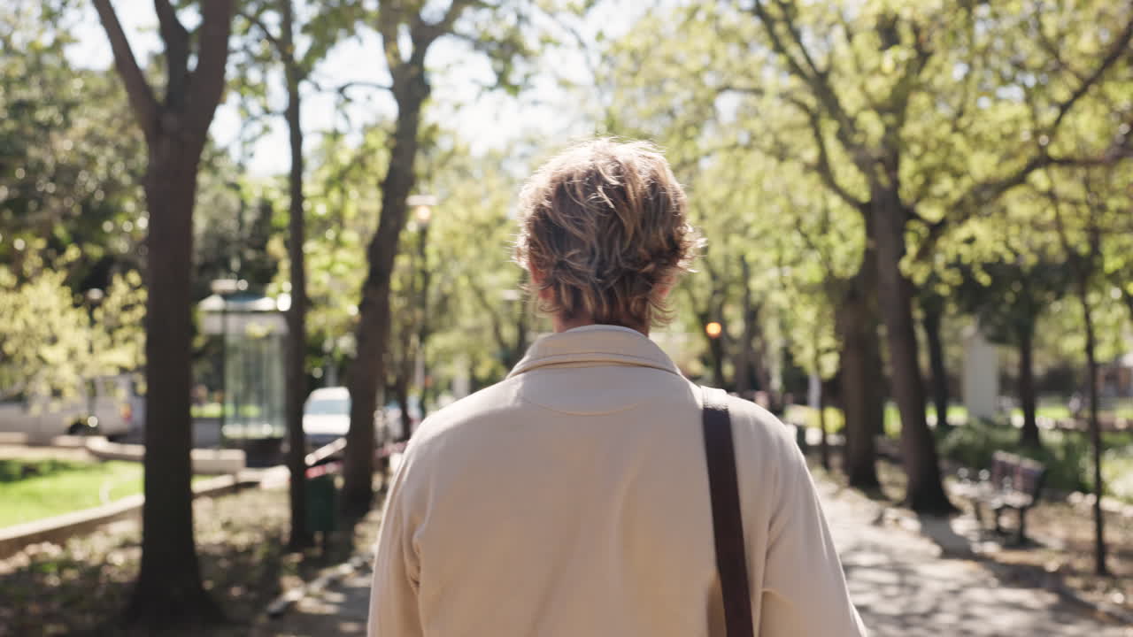 Uma pessoa caminhando em um parque