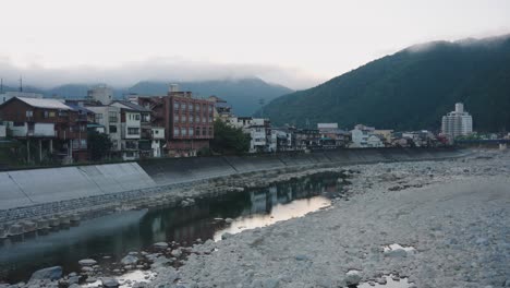 Ciudad-De-Gero-Onsen-Y-Río-Hida-En-Las-Montañas-De-Gifu-Japón