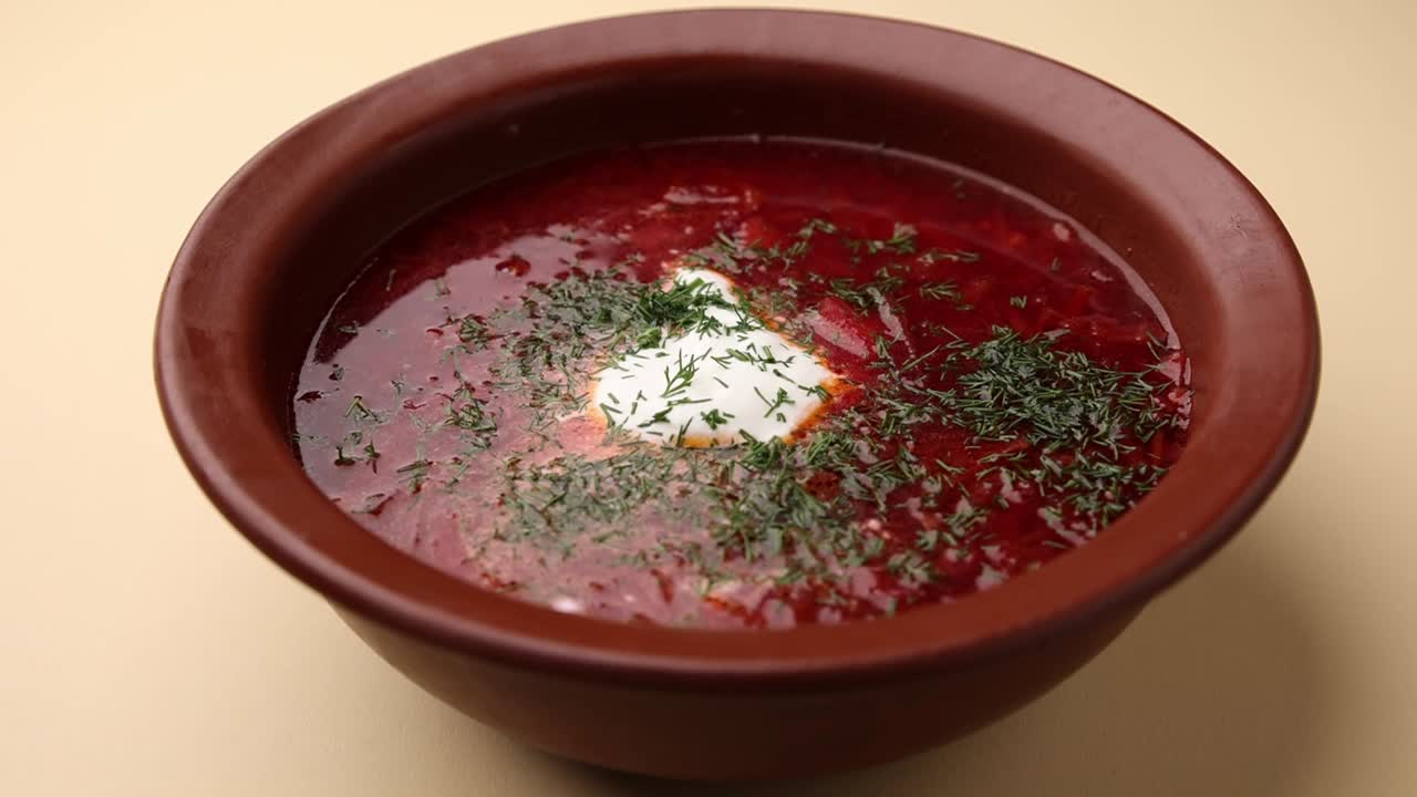 un plato de deliciosa sopa de remolacha rusa (borscht)