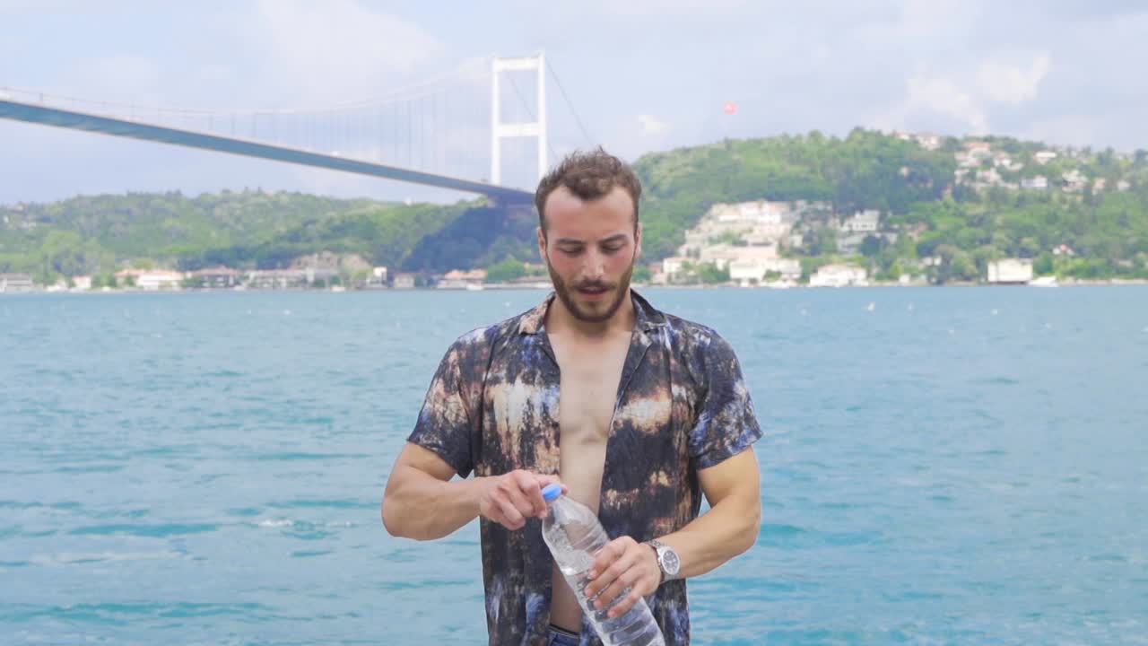 水を飲む男性。スローモーション。