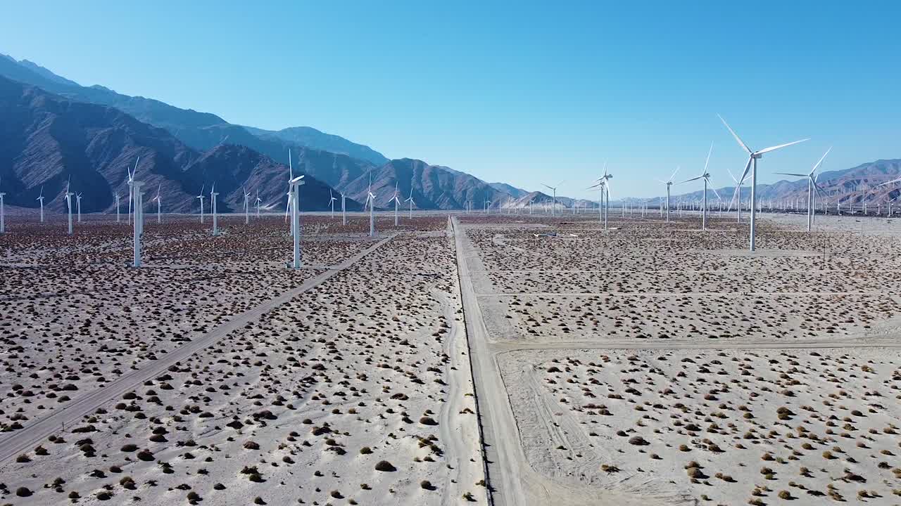 캘리포니아 사막 지역에 있는 거대한 녹색 재생 에너지 농장, 공중 플라이 포워드 뷰
