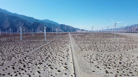 Granja-De-Energía-Renovable-Verde-Masiva-En-La-Zona-Desértica-De-California,-Vista-Aérea-Hacia-Adelante