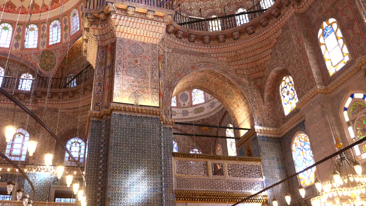 이스탄불의 술탄 아흐메드 모스크 (블루 모스크) 의 웅장한 내부를 탐험합니다.