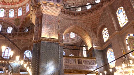 explorando el majestuoso interior de la mezquita del sultán ahmed (mezquita azul) en estambul