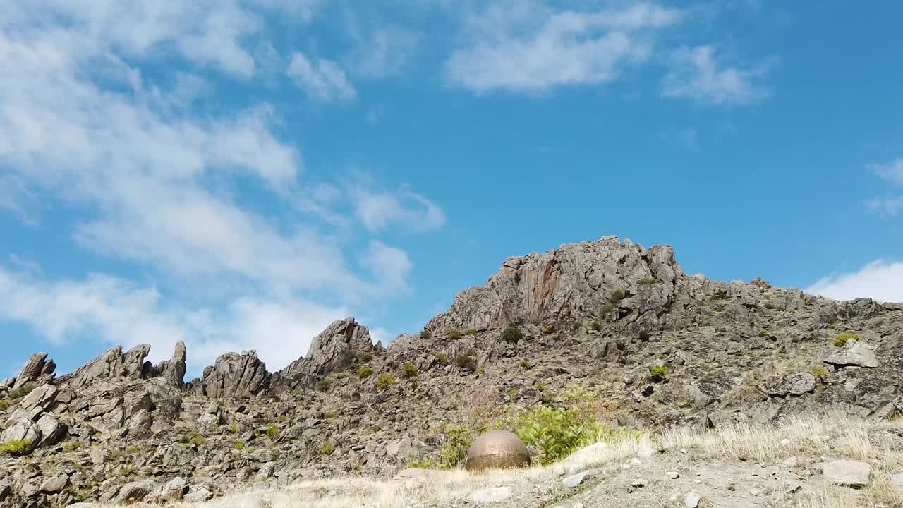 언덕 위에 구름의 시간 경과