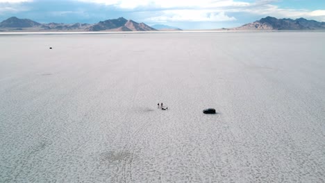 Toma-Cinematográfica-De-Establecimiento-Del-Equipo-De-Filmación-Filmando-Una-Entrevista-En-Medio-De-Las-Salinas-De-Bonneville,-Utah,-Cerca-De-La-Frontera-De-Nevada,-Tomas-Aéreas-4k